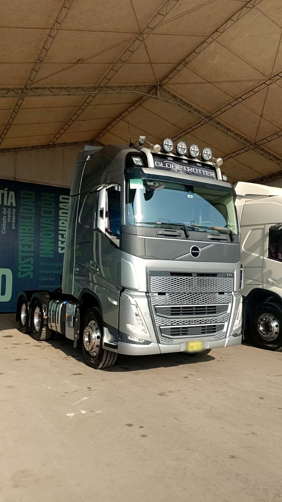 Tracto Volvo FH de G&I visto de frente